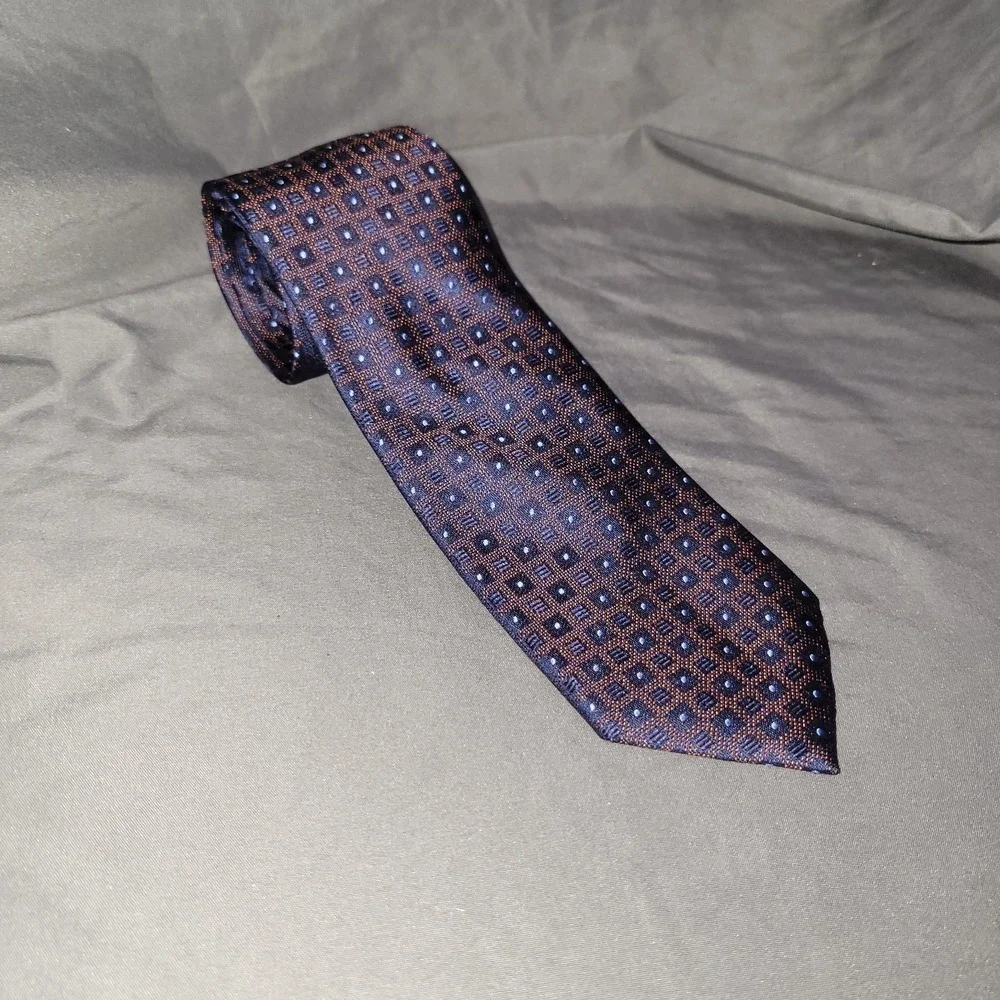 JoS. A. Bank 1905 Men's Purple Navy Paisley Print Tie 100% Silk
